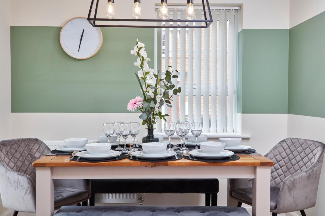 Superb 3Br House In Coventry Sleeps 9 W/Parking Villa Buitenkant foto