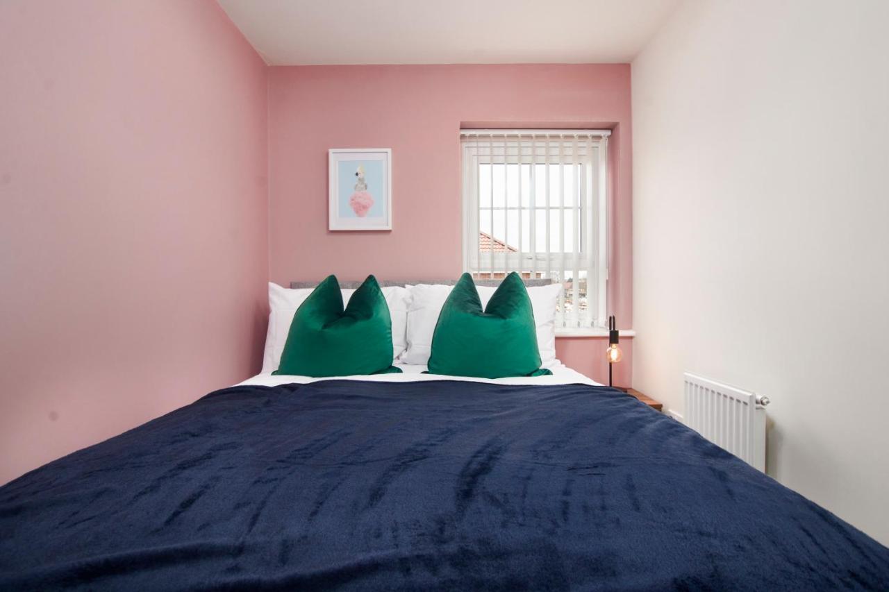 Superb 3Br House In Coventry Sleeps 9 W/Parking Villa Buitenkant foto