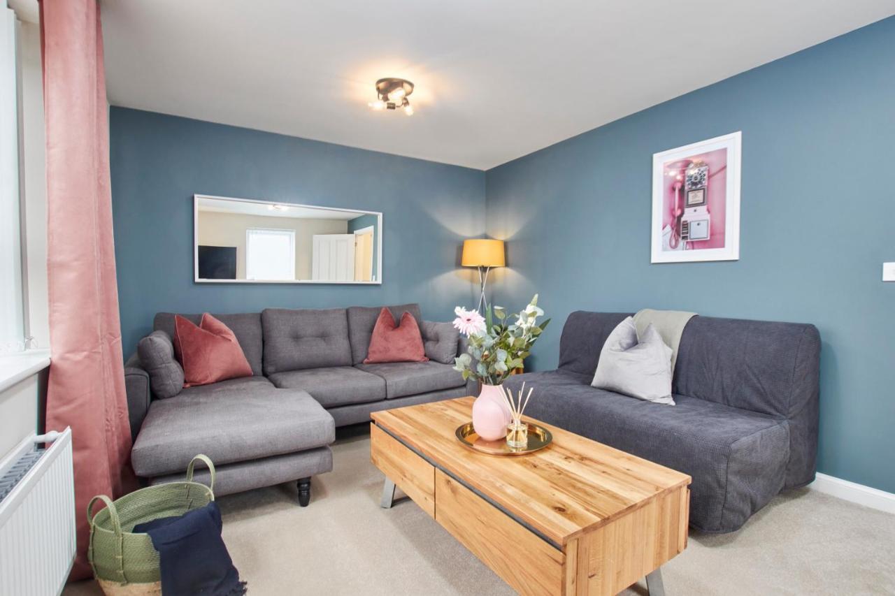 Superb 3Br House In Coventry Sleeps 9 W/Parking Villa Buitenkant foto
