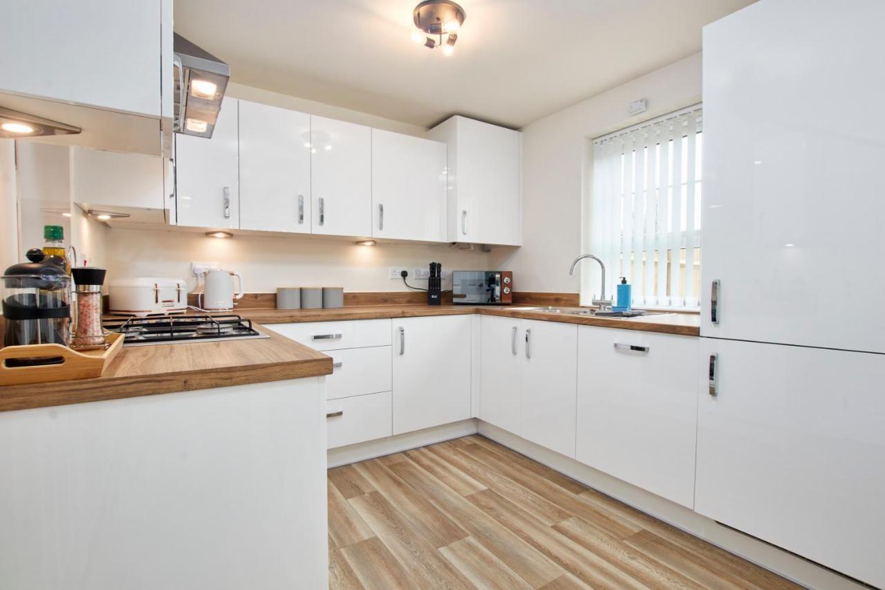 Superb 3Br House In Coventry Sleeps 9 W/Parking Villa Buitenkant foto