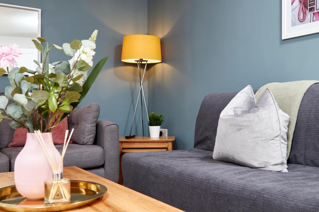 Superb 3Br House In Coventry Sleeps 9 W/Parking Villa Buitenkant foto