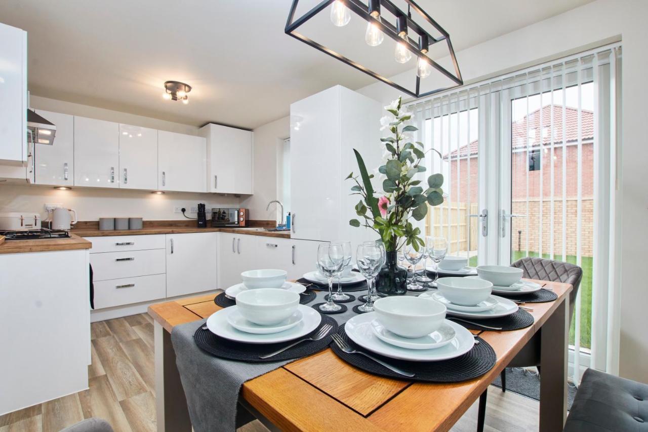 Superb 3Br House In Coventry Sleeps 9 W/Parking Villa Buitenkant foto