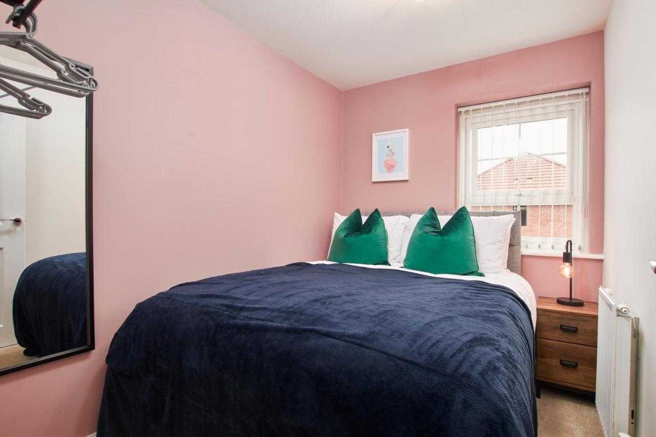 Superb 3Br House In Coventry Sleeps 9 W/Parking Villa Buitenkant foto