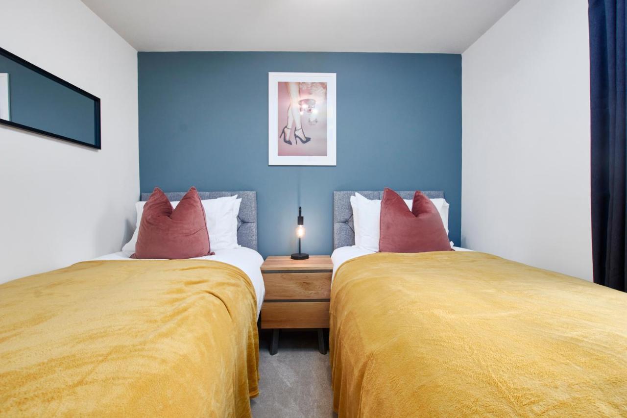 Superb 3Br House In Coventry Sleeps 9 W/Parking Villa Buitenkant foto